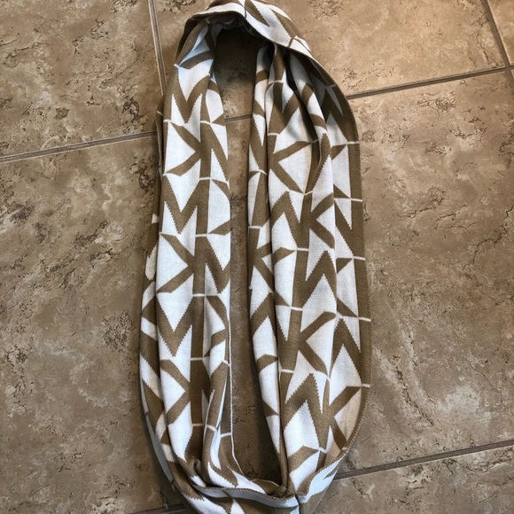 Michael Kors scarf - Picture 2 of 3